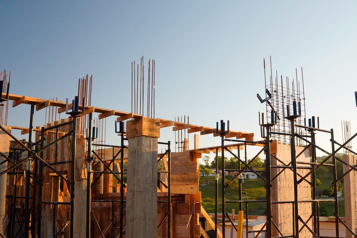 Casa de alto padrão construída pela EZA Engenharia em Criciúma, com acabamento premium e projeto sob medida