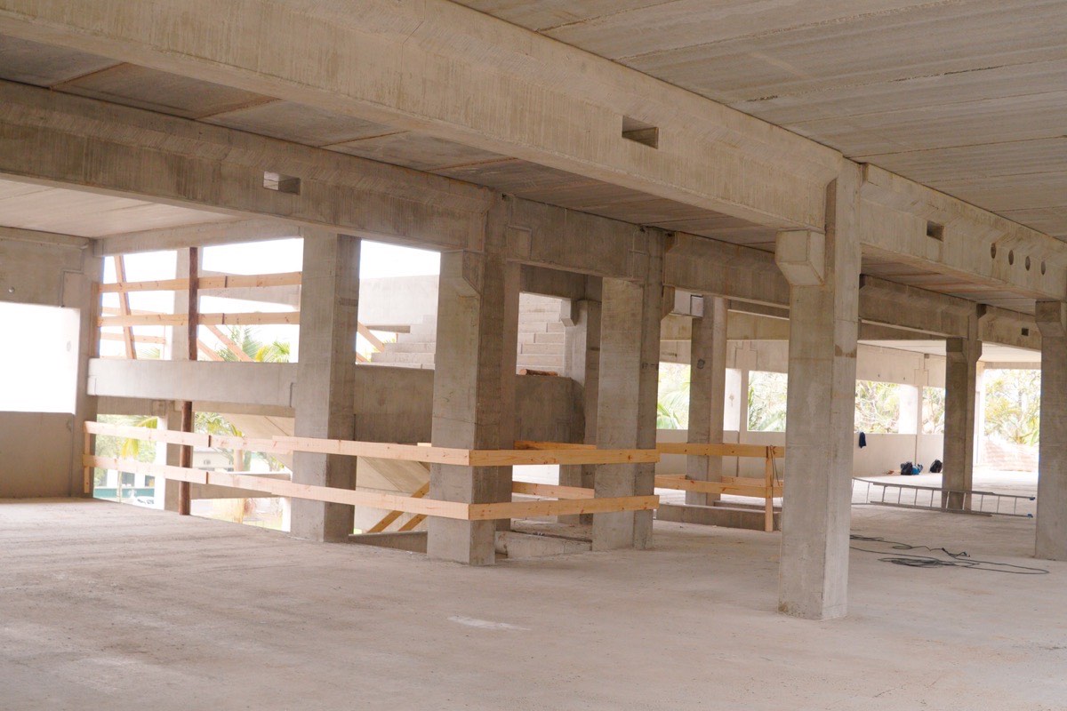 Residência de alto padrão com arquitetura sustentável em Criciúma, painéis solares no telhado e grandes aberturas para ventilação natural