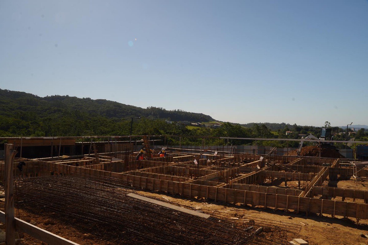 Cozinha gourmet integrada à área de lazer com piscina em residência de alto padrão em Criciúma