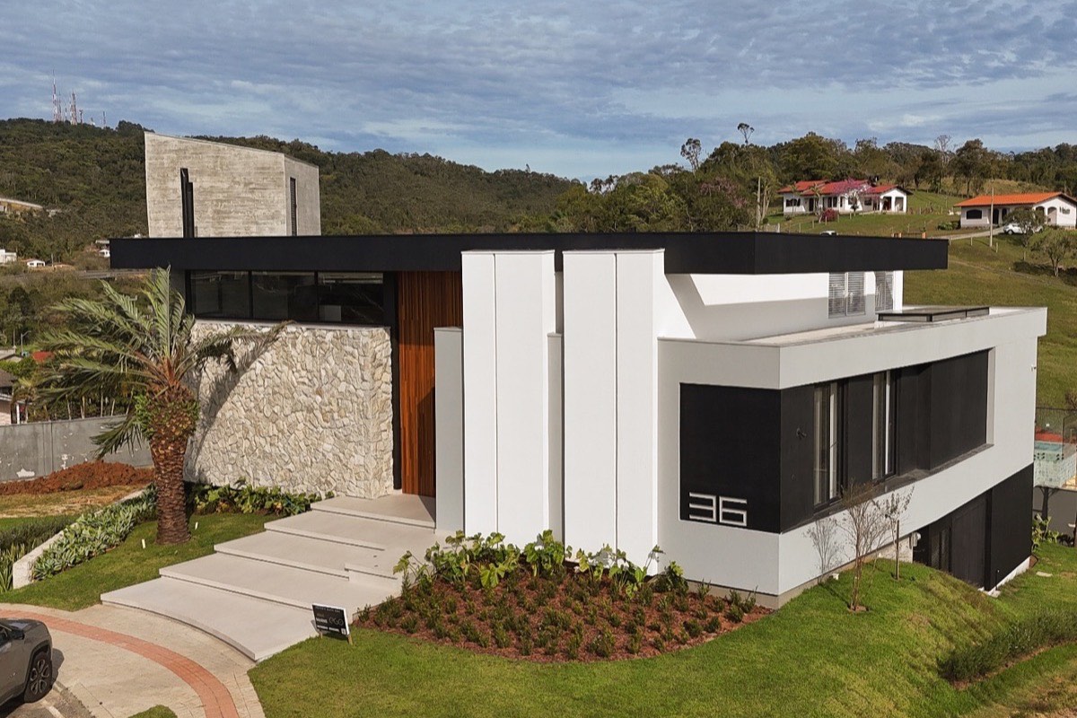 Engenheiro da EZA Engenharia conferindo projetos complementares de uma casa de alto padrão em Criciúma